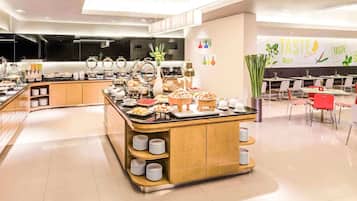 Petit déjeuner buffet (300 THB par personne)