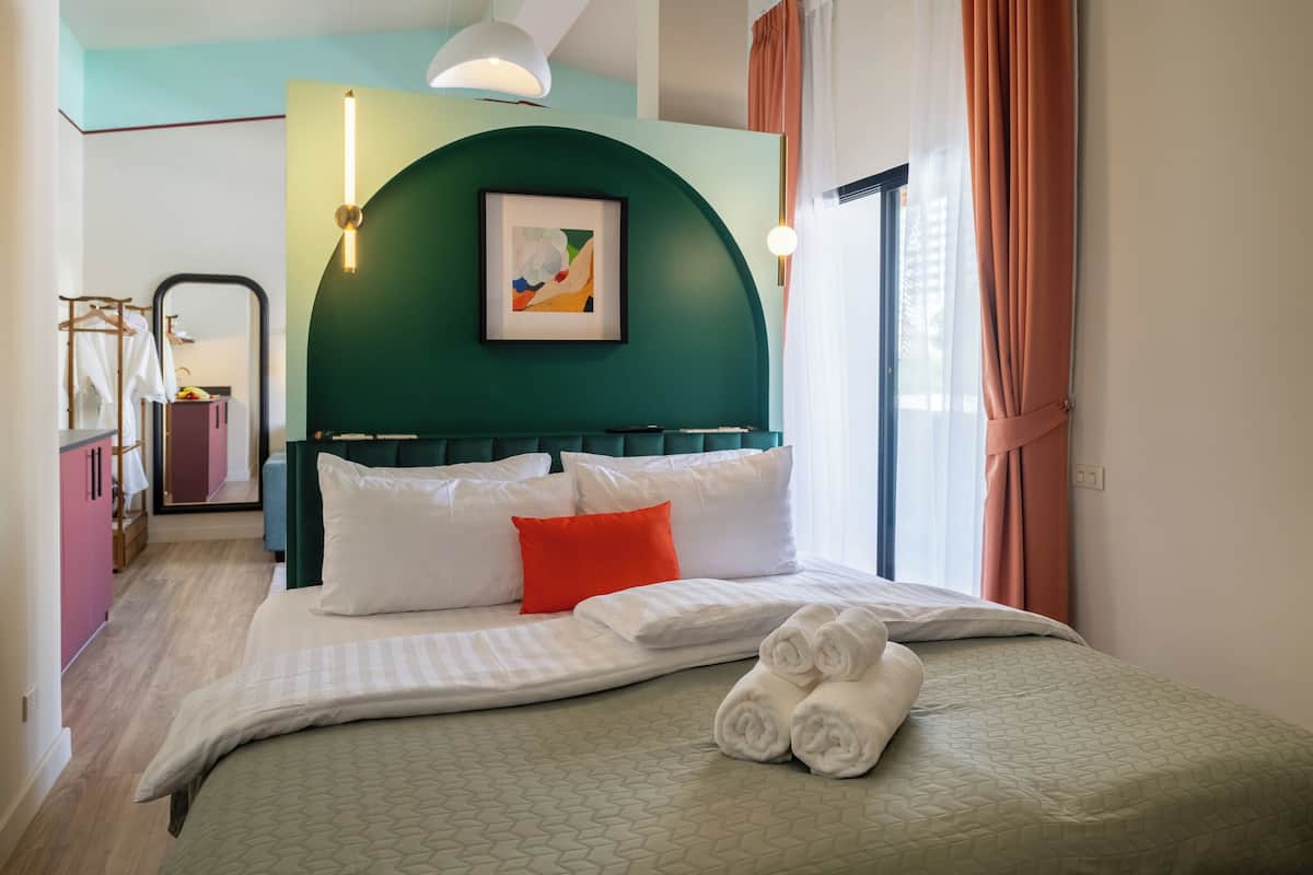 Design Studio Suite, 1 Bedroom, Bathtub, City View | Balcony