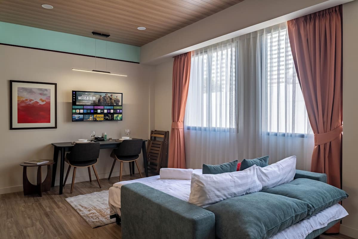 Deluxe Studio, 1 Bedroom, Kitchenette, Courtyard View | In-room safe, individually decorated, individually furnished, desk