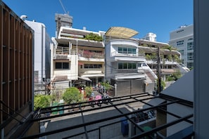 Deluxe Studio, 1 Bedroom, Kitchenette, Courtyard View | Street view