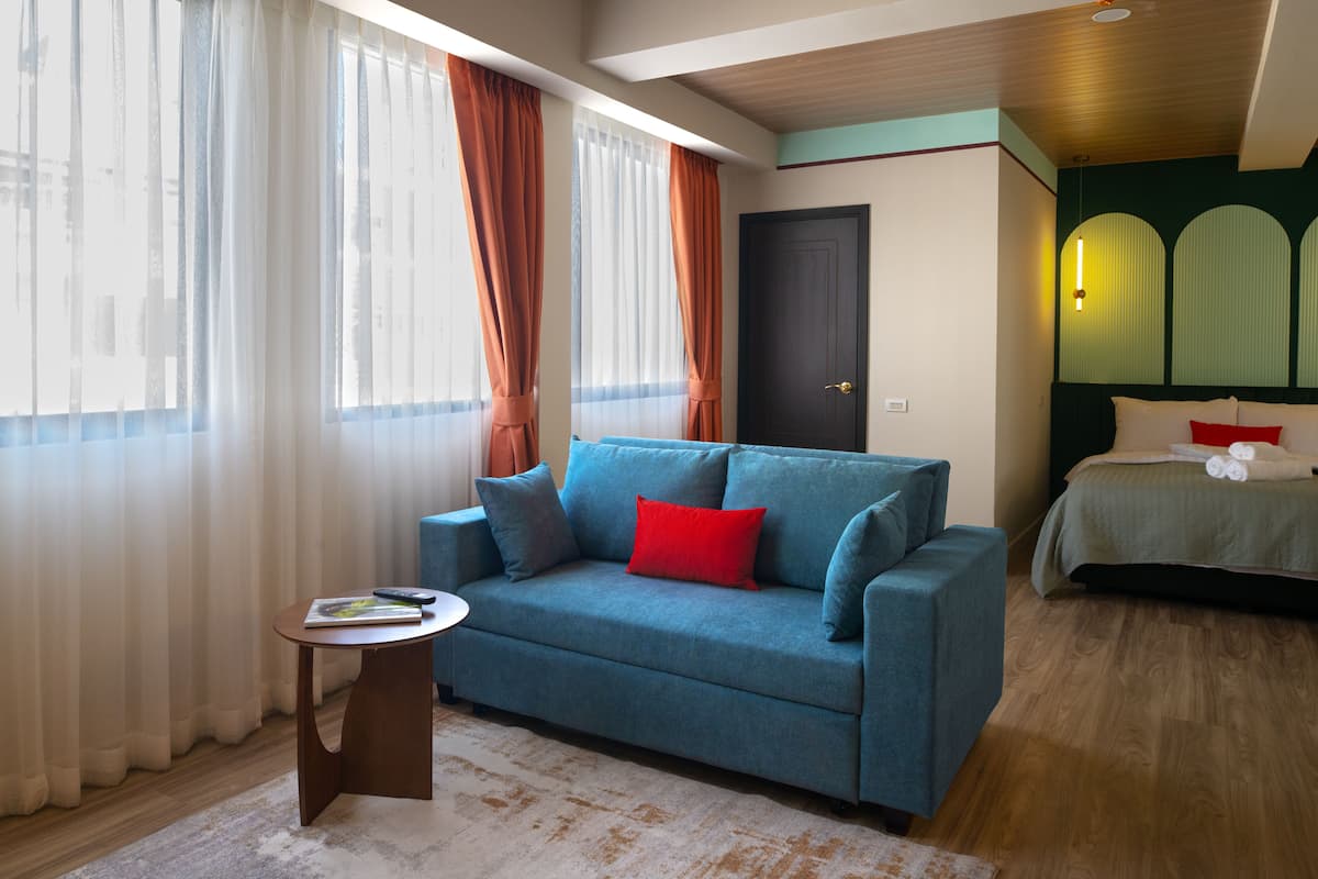 Deluxe Studio, 1 Bedroom, Kitchenette, Courtyard View | In-room safe, individually decorated, individually furnished, desk