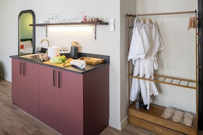 Deluxe-Studio, 1 Schlafzimmer, Kochnische, Blick auf den Innenhof