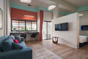 Suite estudio de diseño, 1 habitación, bañera, vistas a la ciudad | Vistas a la ciudad
