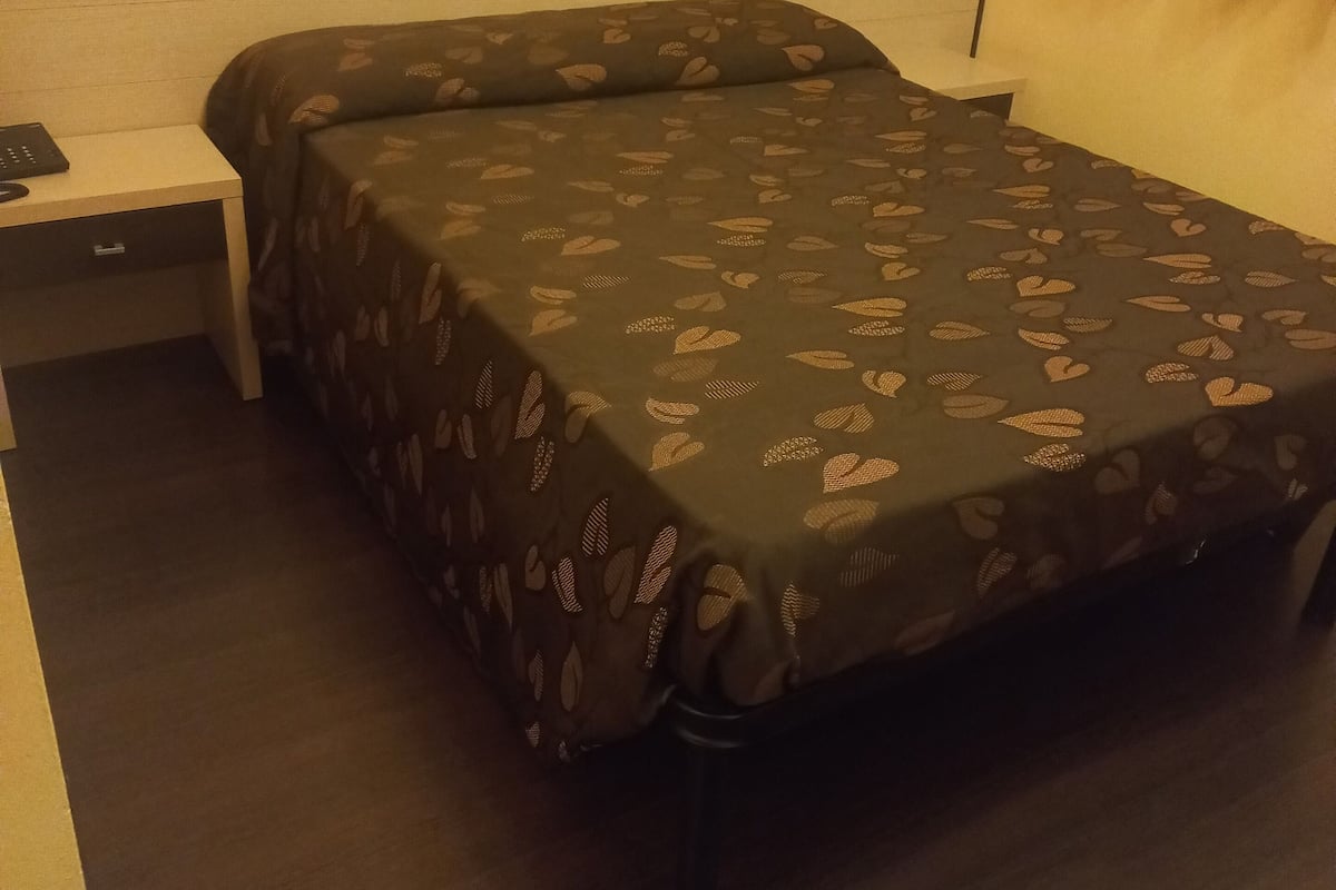 Single Room, Mountain View