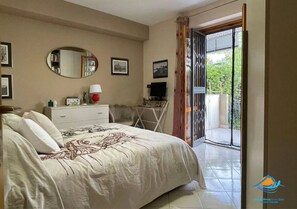 1 quarto, escrivaninha, ferros/tábuas de passar roupa, berço de viagem