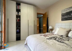 1 Schlafzimmer, Schreibtisch, Bügeleisen/Bügelbrett, Reisekinderbett