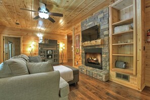 Smart TV, fireplace - Pet-friendly, family-sized cabin rental that is private and sits on a large creek (Blue Ridge)