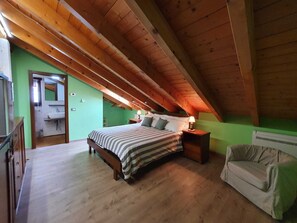 House, 2 Bedrooms | 2 bedrooms, down comforters, iron/ironing board, free WiFi - I Scalitt (Carate Urio)