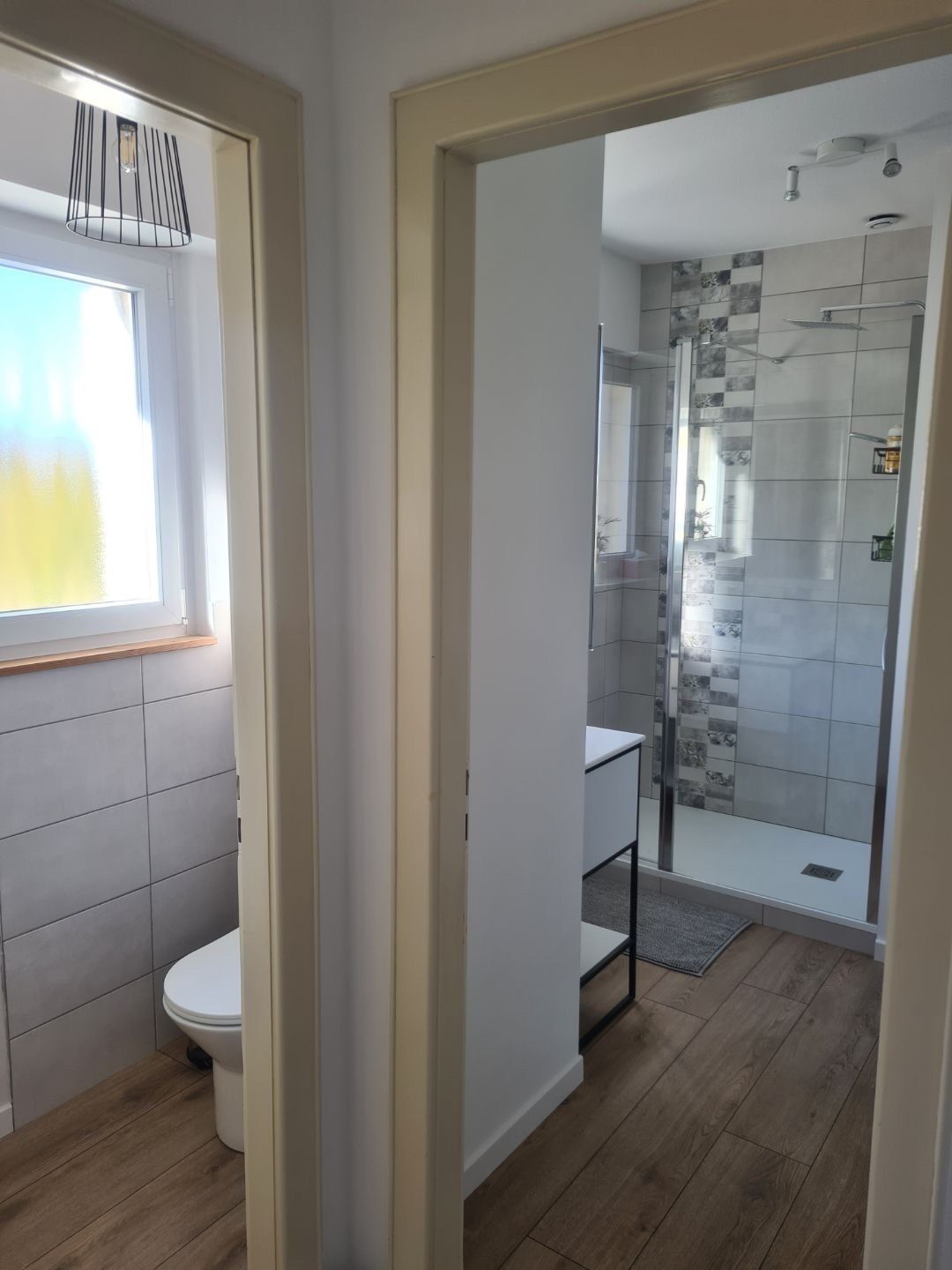 Een douche, een haardroger, handdoeken, toiletpapier