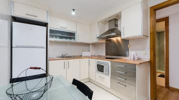 KĂŒhlschrank, Mikrowelle, Herdplatte, Wasserkocher mit Kaffee-/Teezubehör