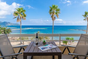 Outdoor dining - Cala Bona Calm & Beach - Apartment In Cala Bona (Cala Bona, Illes Balears)