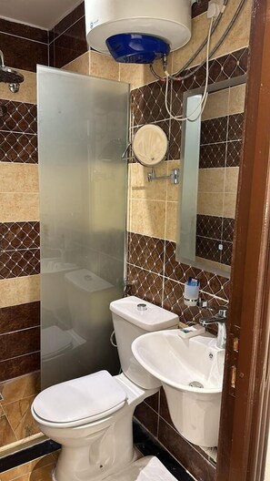 Buồng tắm vòi sen, khăn tắm, xà phòng, dầu gội 