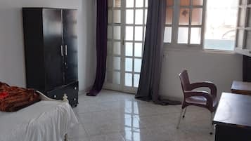 3 habitaciones, tabla de planchar con plancha, wifi y ropa de cama
