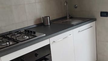 Refrigerador, horno, parrilla de estufa y cafetera y tetera