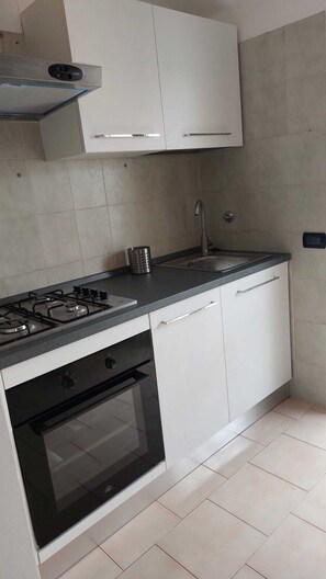 Geladeira, fogão, cooktop, cafeteira/chaleira