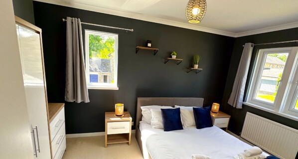 4 habitaciones, escritorio, tabla de planchar con plancha y wifi 