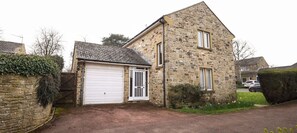 Porperty outside overview - Large House | Convention Centre | 20% Discount (Harrogate)