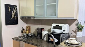 Una cucina con piani di lavoro in granito, forno tostatutto, macchina da caffè e lavello.