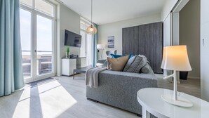 Ein modernes Wohnzimmer mit einer Couch, einem Tisch und einem Fernseher.