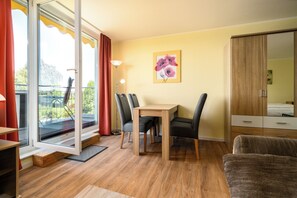 WiFi (free), bed sheets - Seeadler Vacation Rental   – View of Lake Müritz from the Balcony (Waren (Müritz))