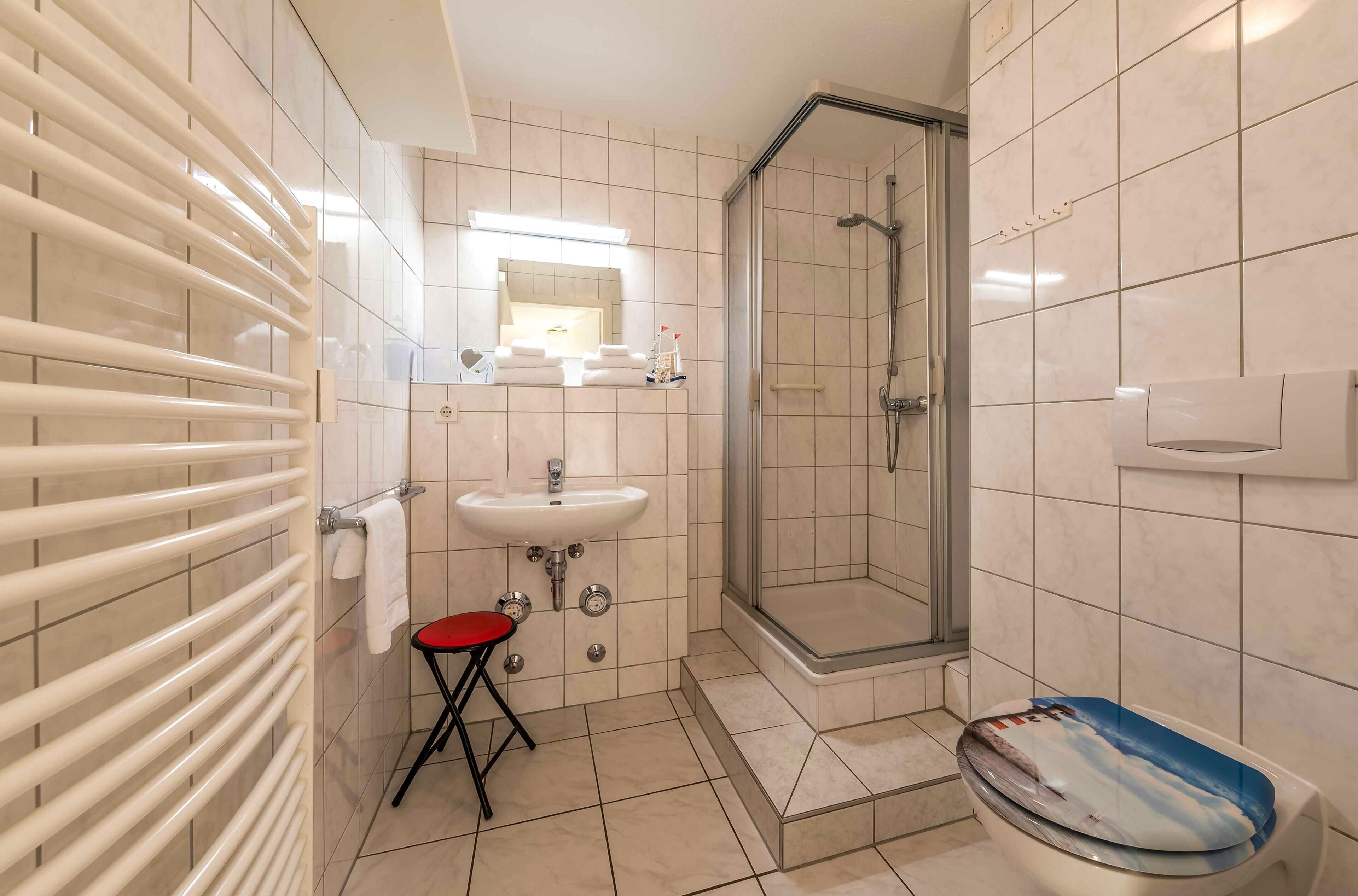 Dusche, Haartrockner, Handtücher