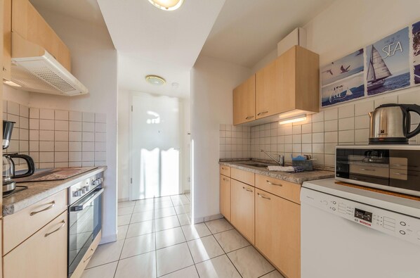 Coffee/tea maker, fridge, microwave, oven - Vacation apartment "Seeadler" with lake view in Waren (Müritz) (Waren (Müritz))