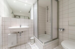 Douche, sĂšche-cheveux, serviettes fournies