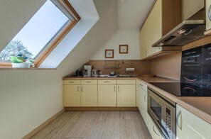 Frigorífic, microones, forn i placa de cuina