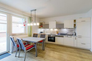Een koelkast, een oven, een kookplaat, een vaatwasser