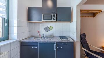 Kühlschrank, Mikrowelle, Herdplatte, Wasserkocher mit Kaffee-/Teezubehör