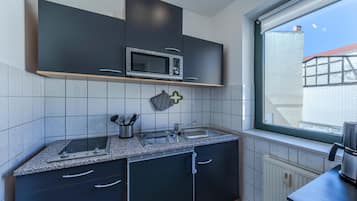 Geladeira, micro-ondas, cooktop, cafeteira/chaleira