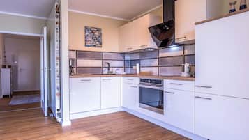 Frigorifero, forno, piano cottura, lavastoviglie