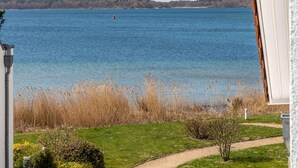 A view of a lake with a buoy, surrounded by grassy areas and trees. - Vacation apartment "MüritzLounge" in Waren (Müritz) (Waren (Müritz))