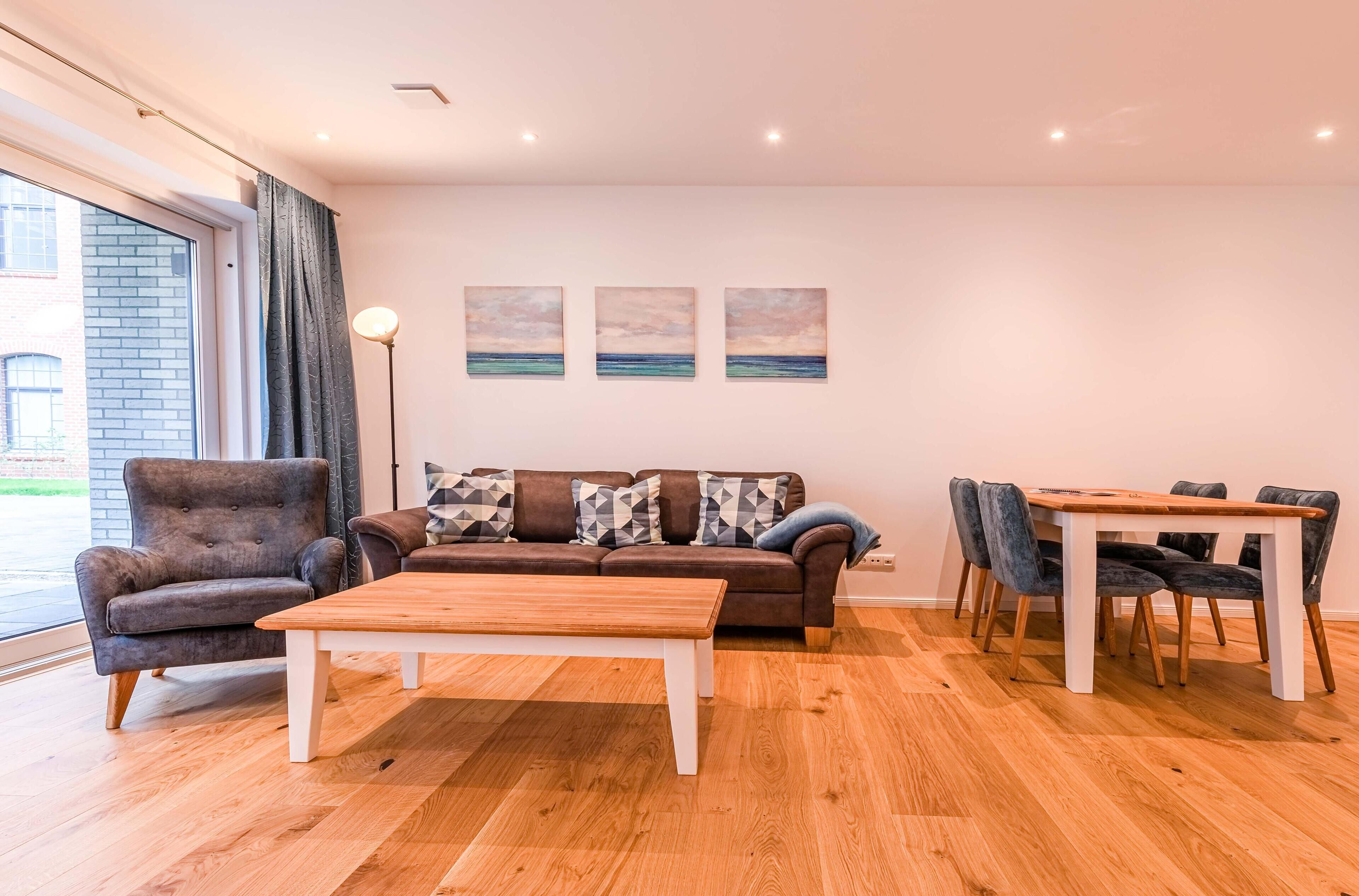 En moderne stue med sofa, sofabord og spisebord.