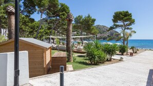 A beachside property with a wooden cabin, a hammock, and a view of the sea. - Oro Del Mar Iv Apartamento O2 - Apartment (Canyamel - Capdepera, Illes Balears)