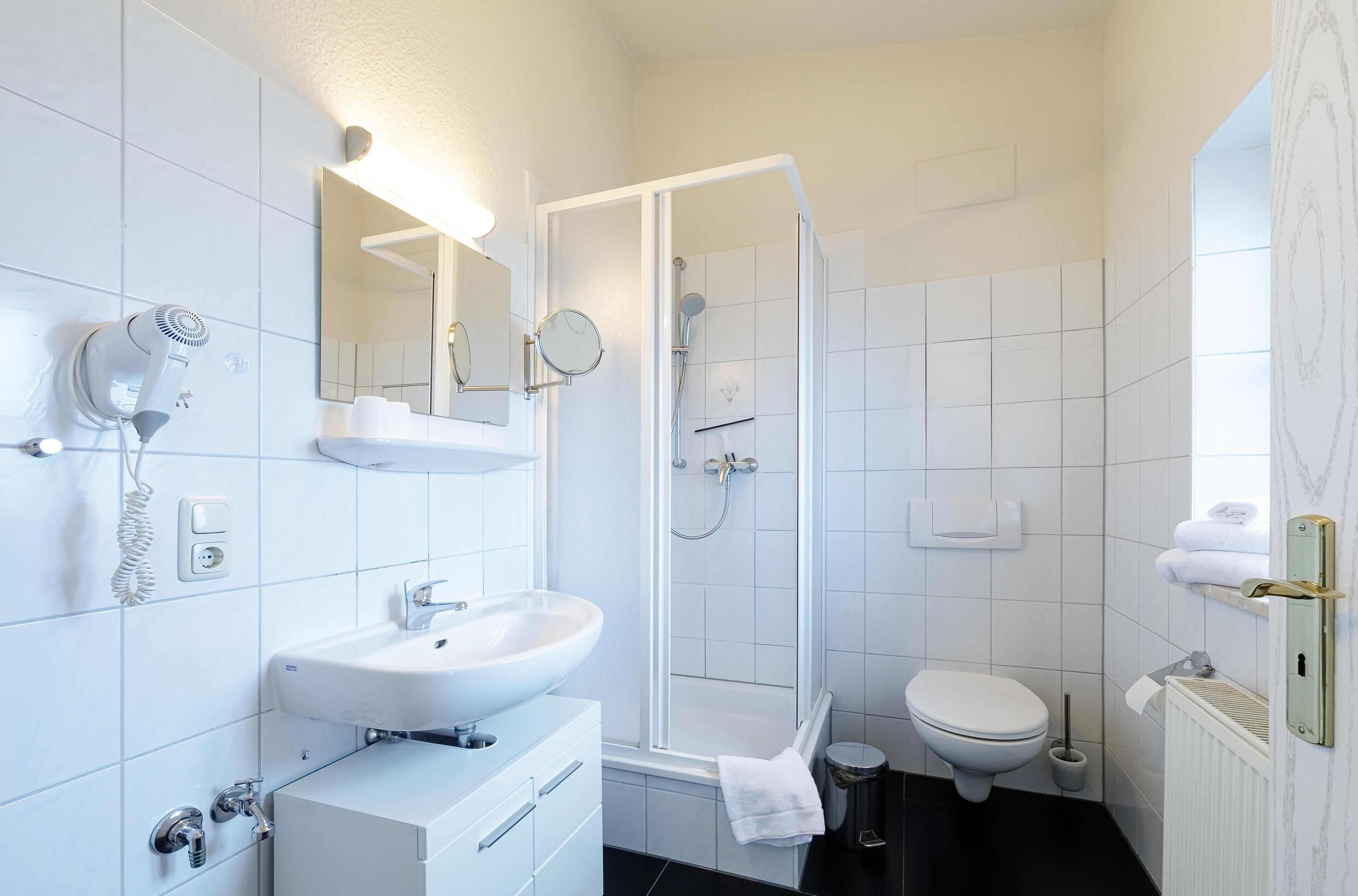 Dusche, Haartrockner, Handtücher