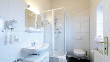 Dusche, Haartrockner, Handtücher