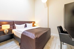 1 soverom, skrivebord, wi-fi (inkludert) og sengetøy