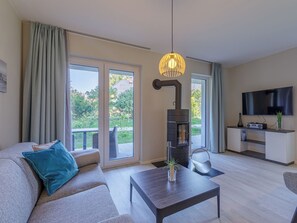 TV, fireplace, stereo