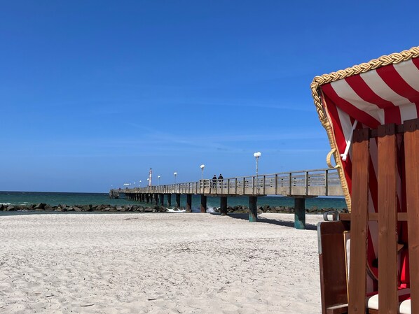 Beach nearby - Vacation apartment "Großer Strandkorb" in Wustrow near the Baltic Sea (Wustrow)
