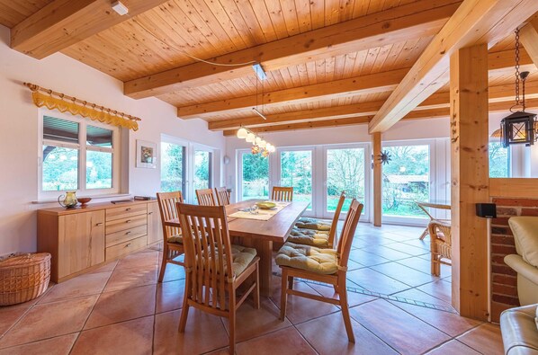 Un coin repas en bois avec une grande table, des chaises et un buffet.