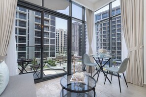 Estudio Confort, balcón, vista a la ciudad | Área de sala de estar