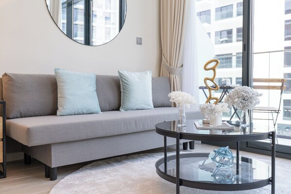 Estudio Confort, balcón, vista a la ciudad | Área de sala de estar