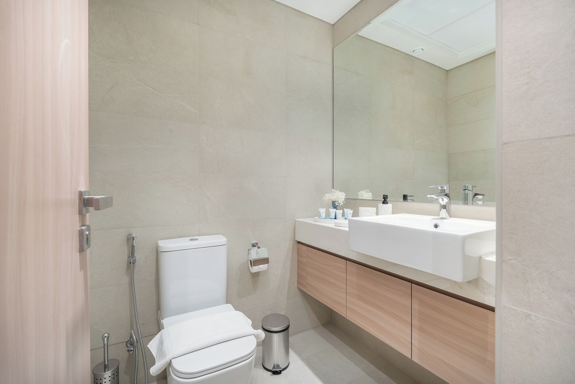 Une salle de bain moderne équipée de toilettes, d’un bidet et d’un lavabo.