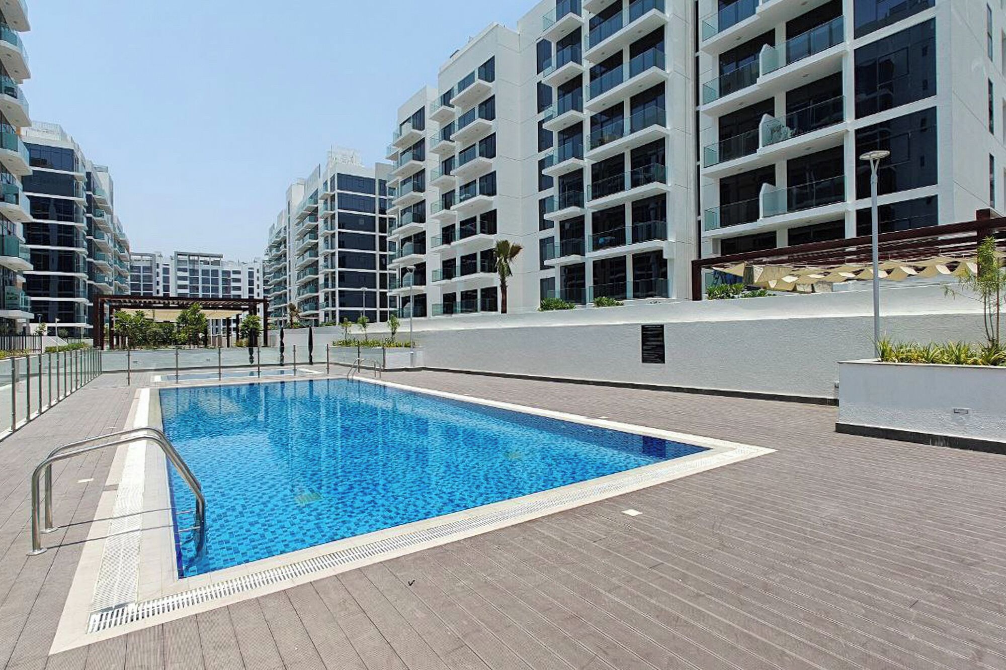 Un immeuble résidentiel moderne doté d’une piscine.