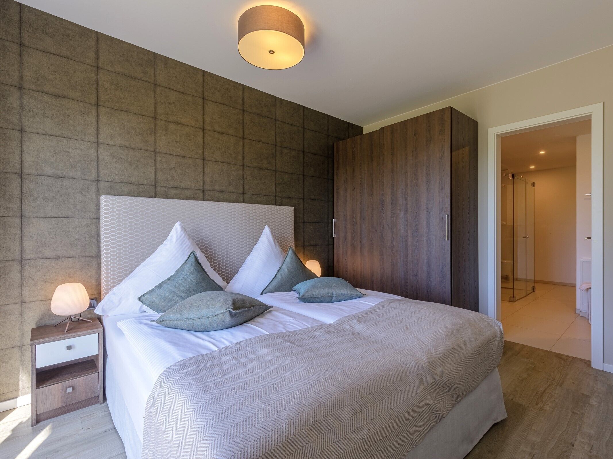 2 室のベッドルーム、アイロン / アイロン台、WiFi (無料)、ベッドシーツ