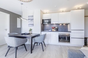 Réfrigérateur, micro-ondes, four, plaque de cuisson