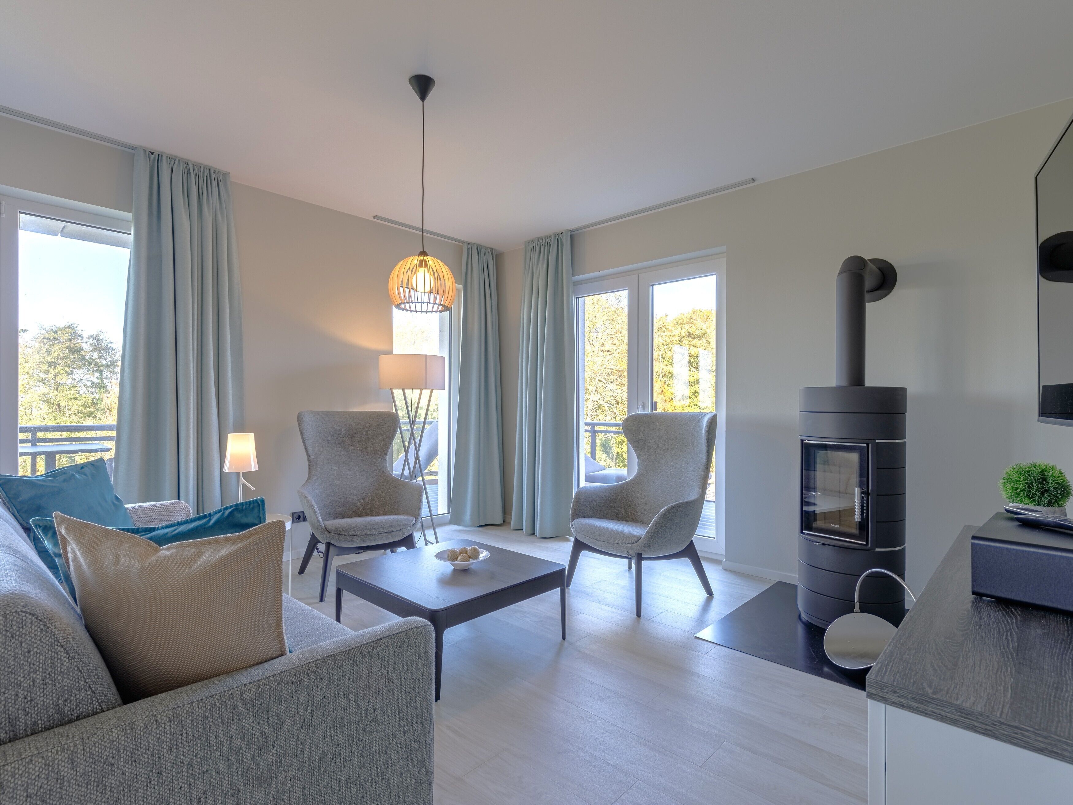 Tv, eldstad och en stereo