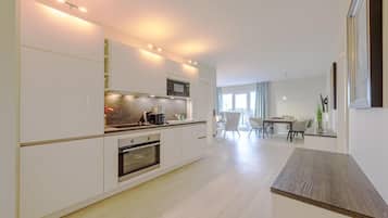 Køleskab, mikrobølgeovn, ovn, kogeplade