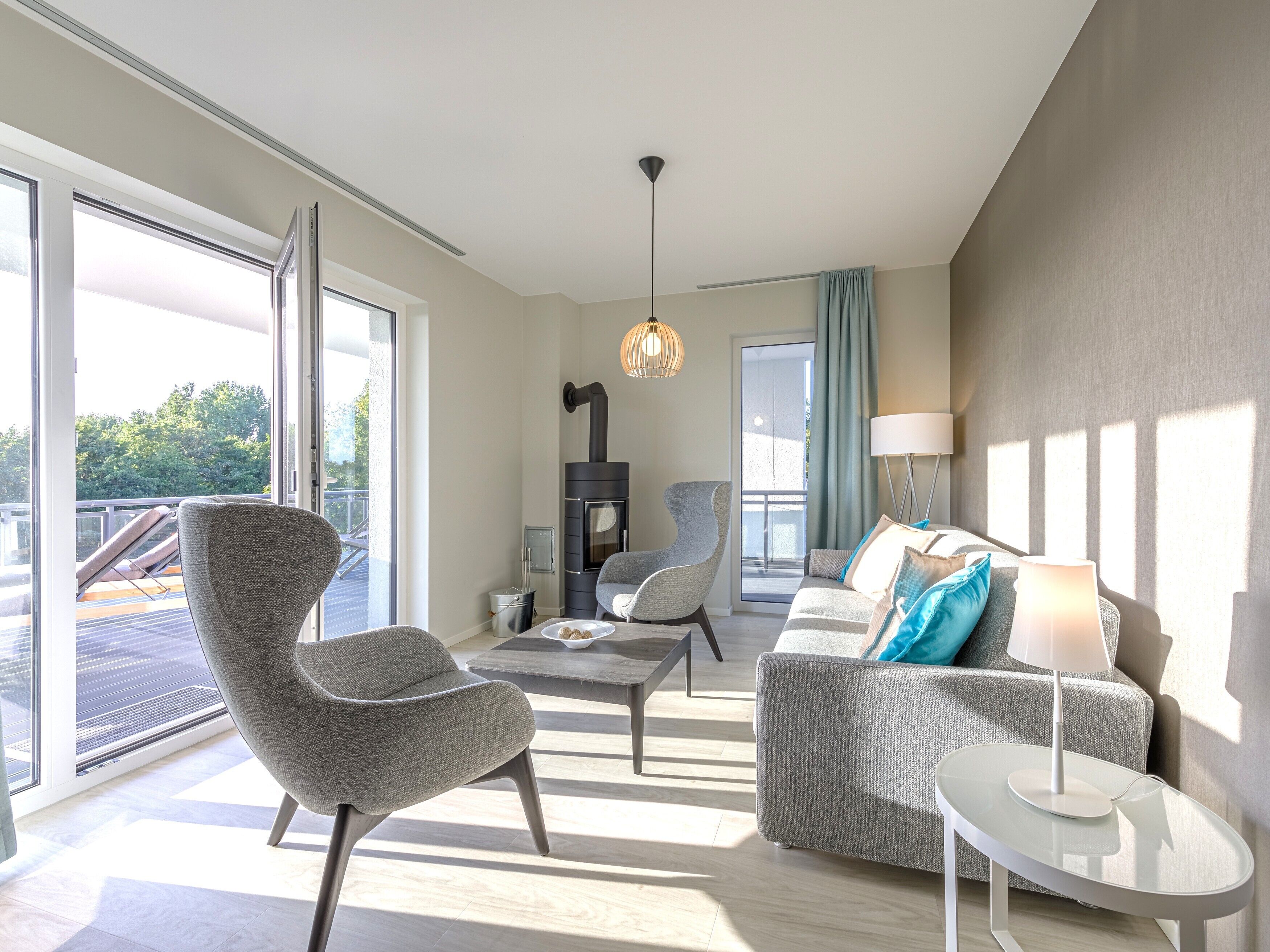 Televisie, een open haard en een stereo